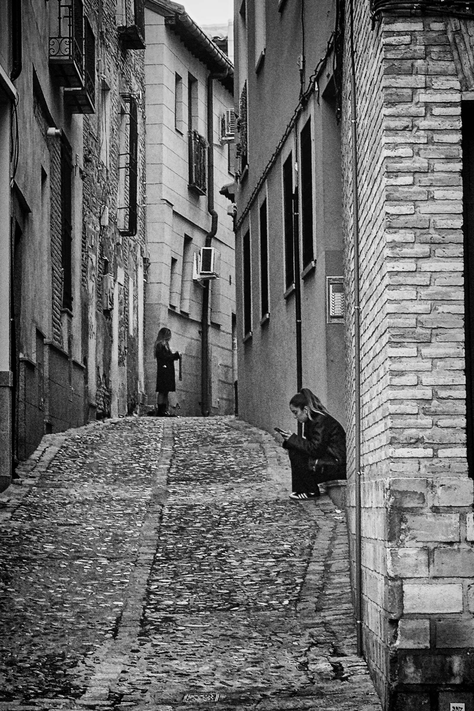 Calle empedrada de Toledo entre edificios históricos