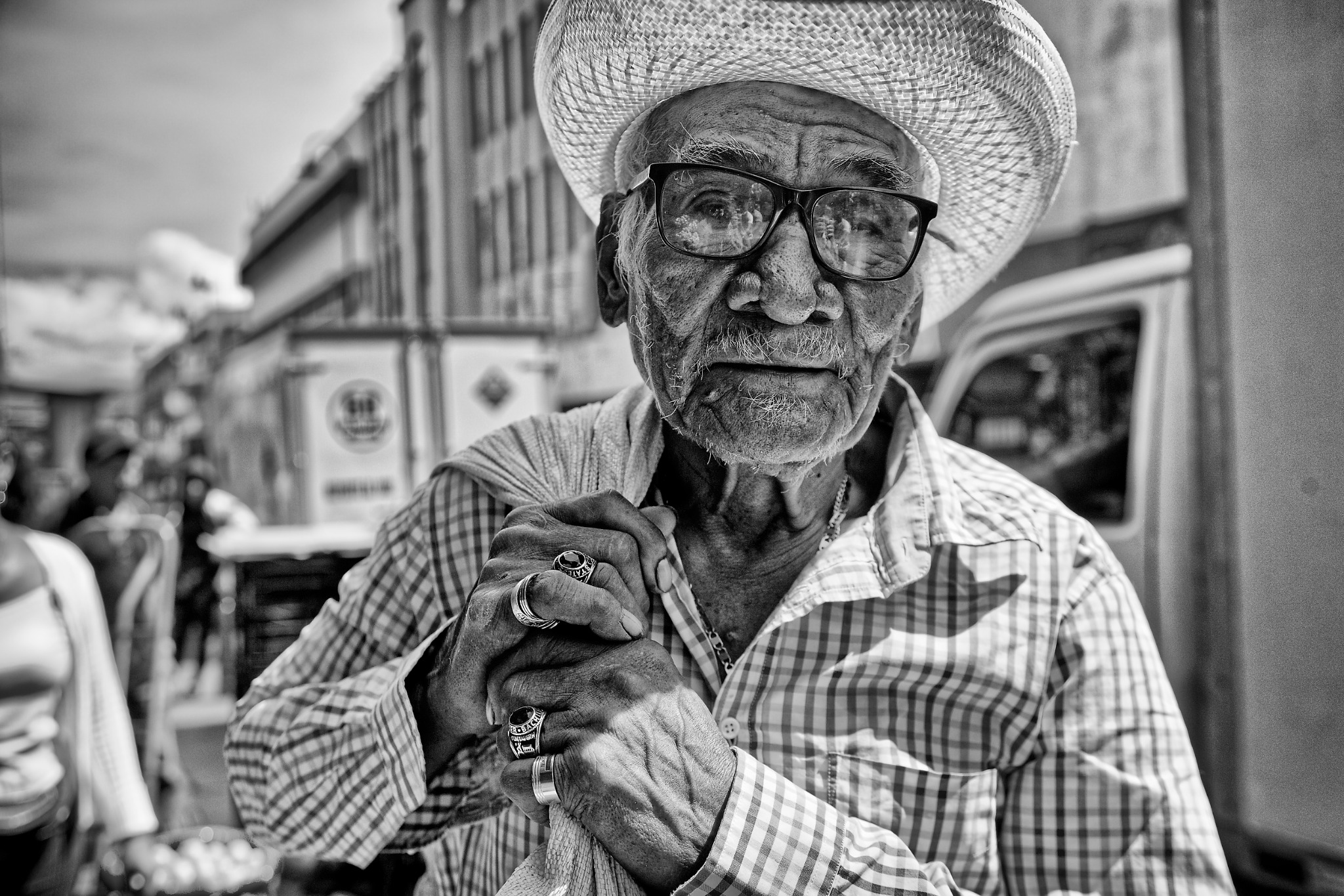 Retrato en blanco y negro de don Tomás con sombrero y anteojos