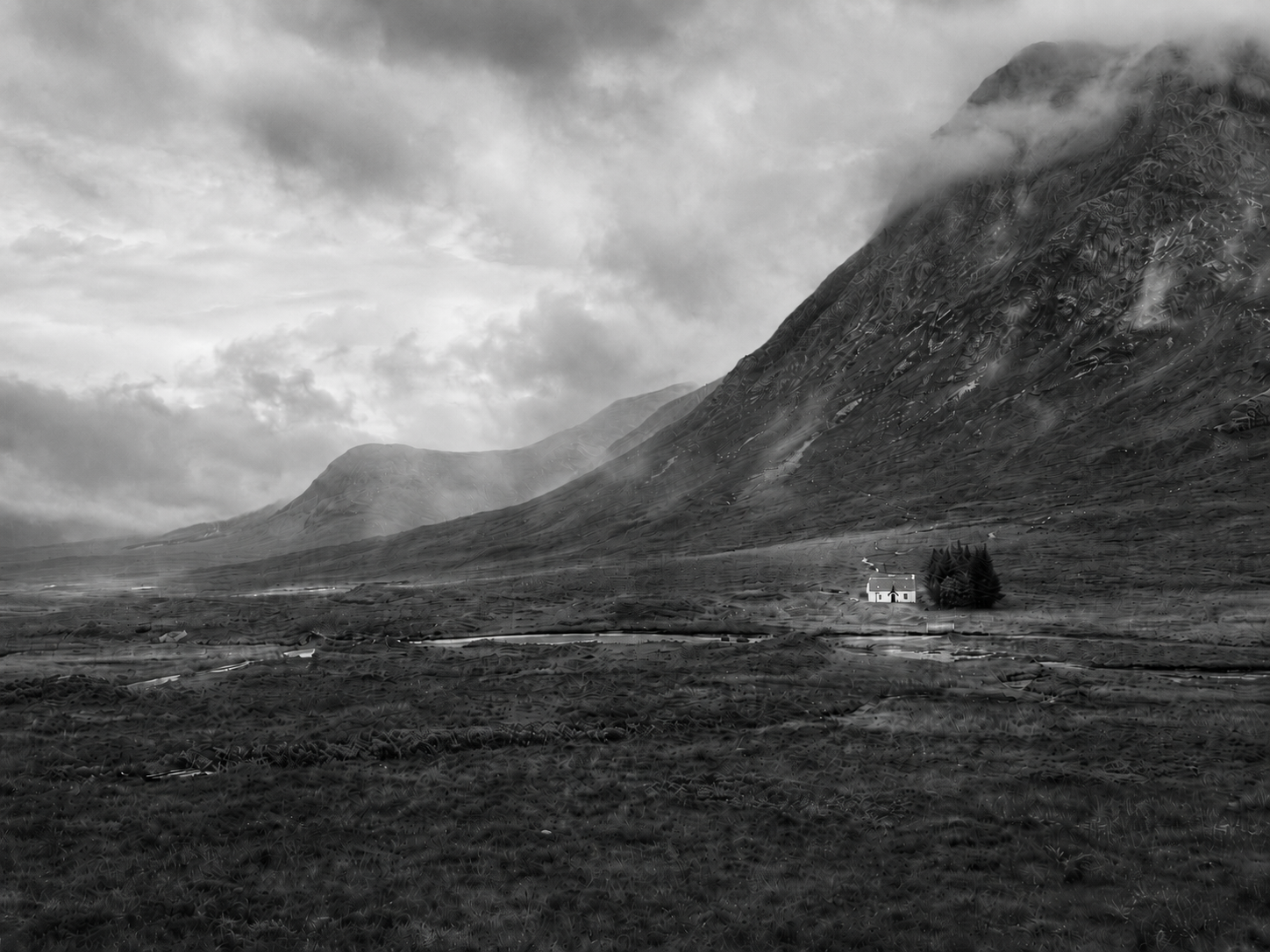 Paisaje montañoso de Glencoe entre nubes