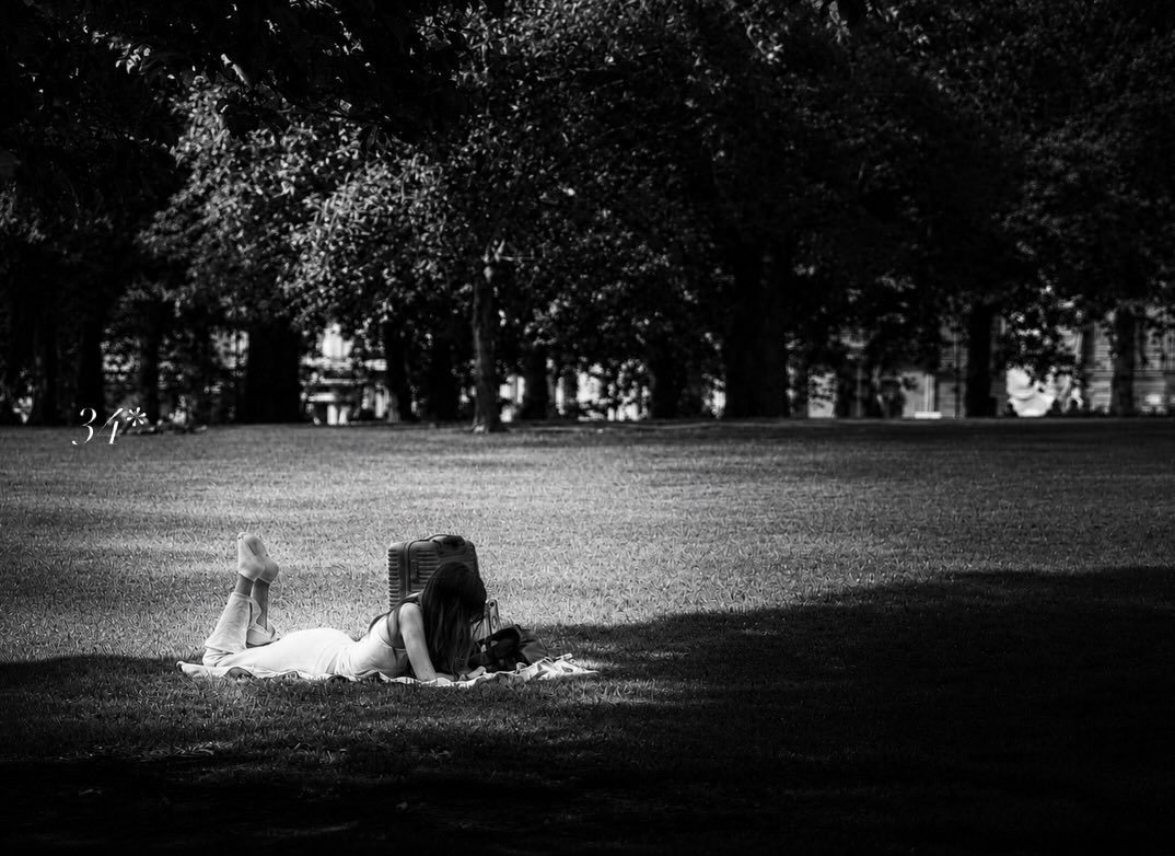 Persona descansando en Hyde Park bajo el sol