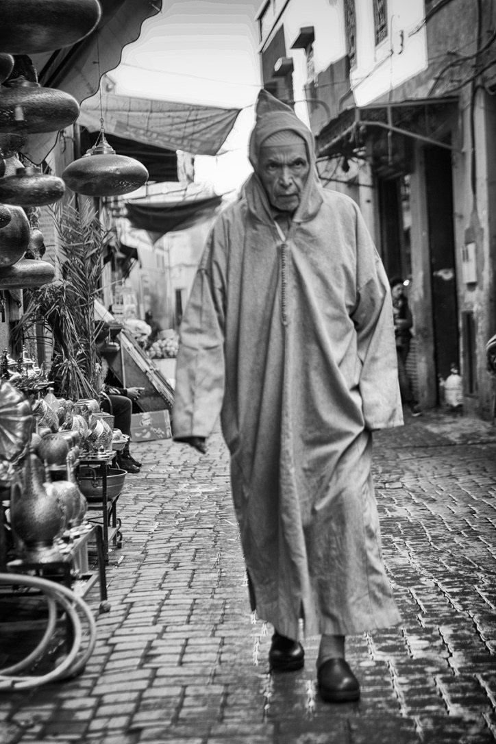 Persona caminando por un zoco de Marrakech