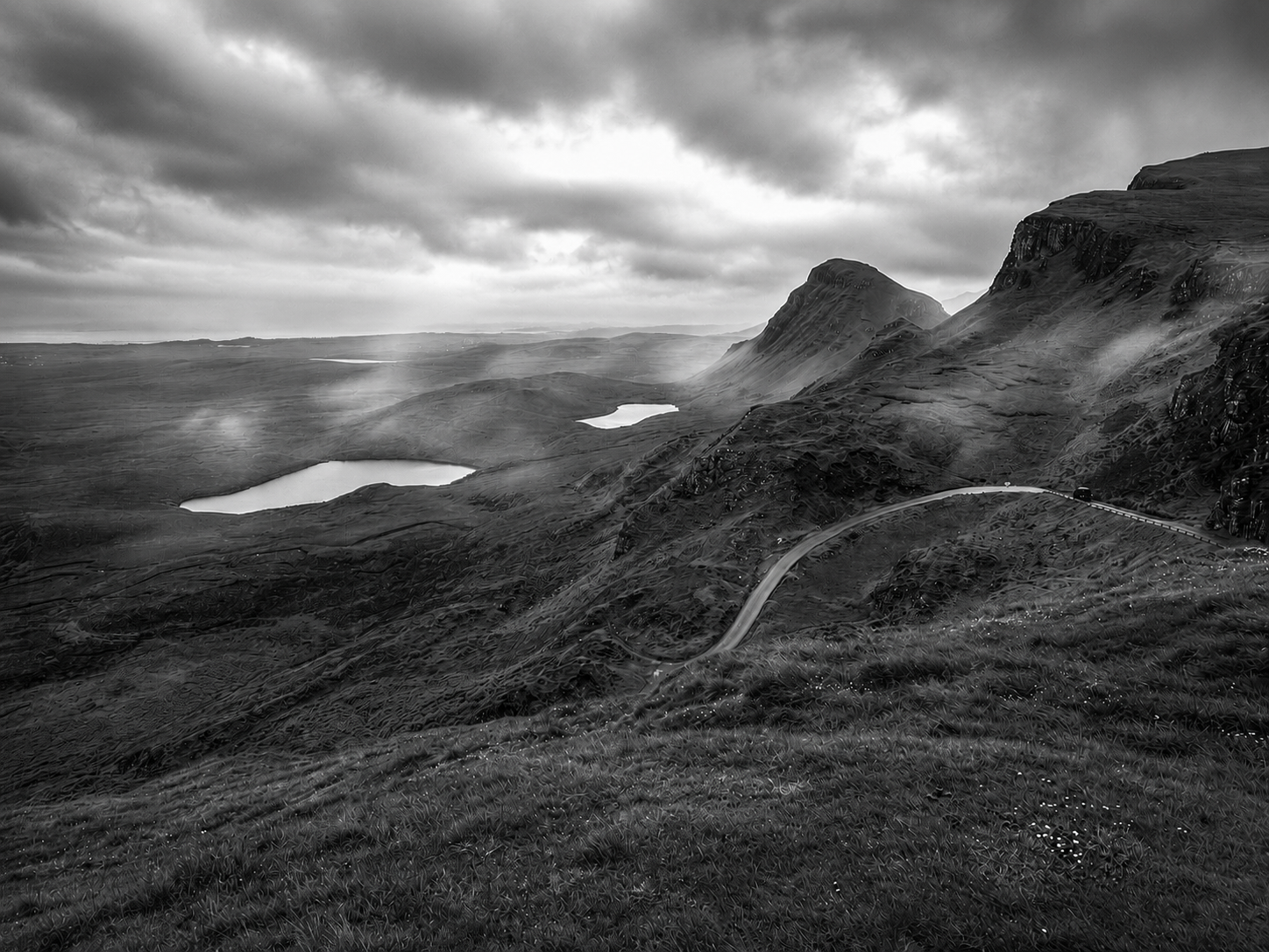 Vista panorámica de Quiraing entre niebla y montañas