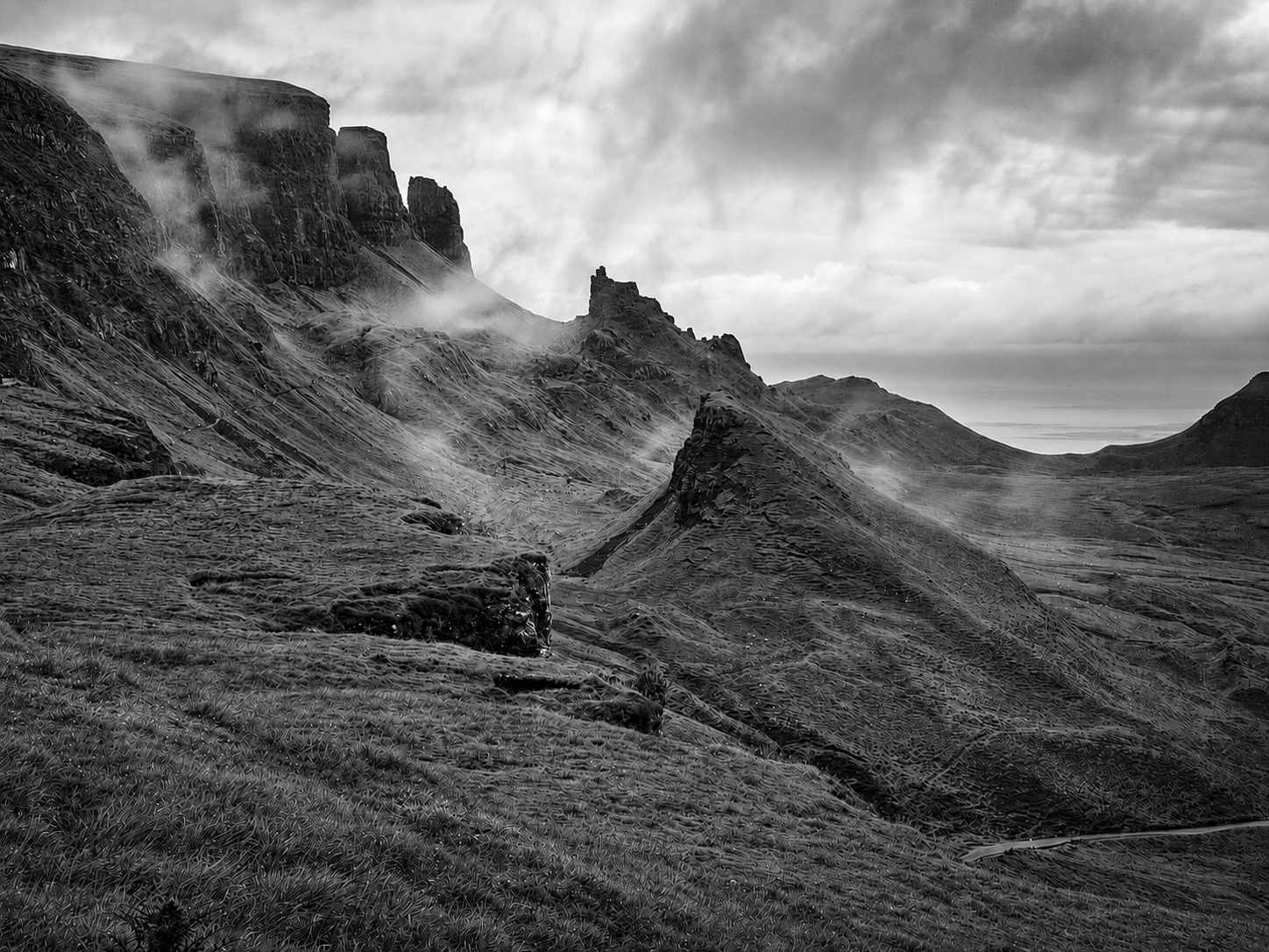 Formaciones montañosas de Quiraing entre nubes