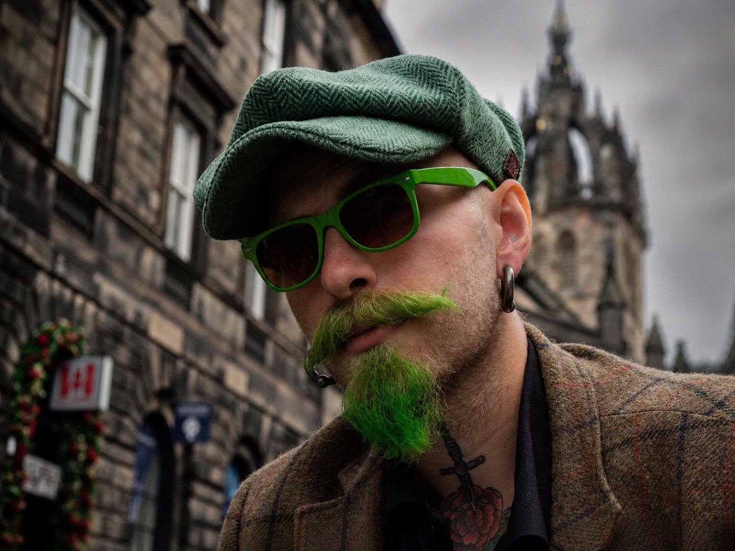 Retrato en color de un artista callejero en la Royal Mile de Edimburgo