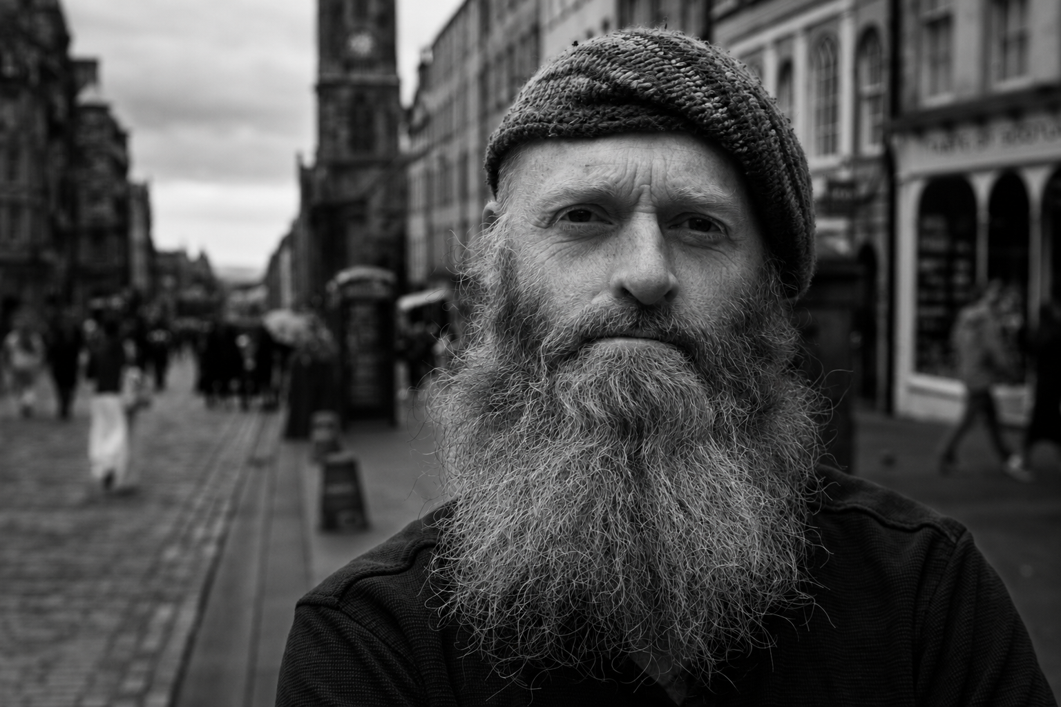Retrato en blanco y negro de un hombre con barba en una calle de Edimburgo