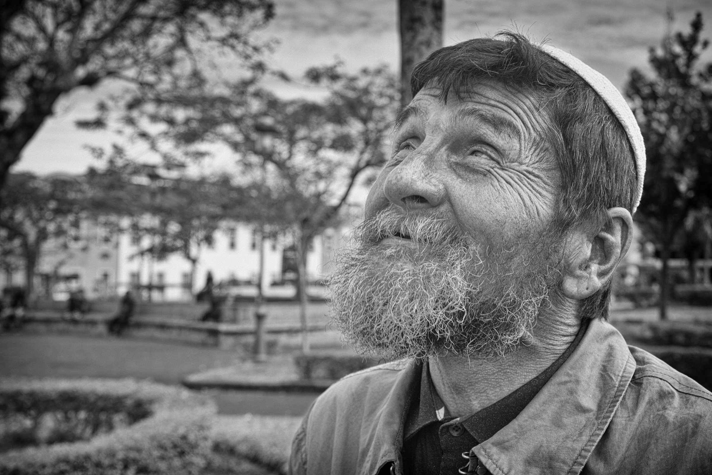 Retrato lateral en blanco y negro en el Parque de La Merced