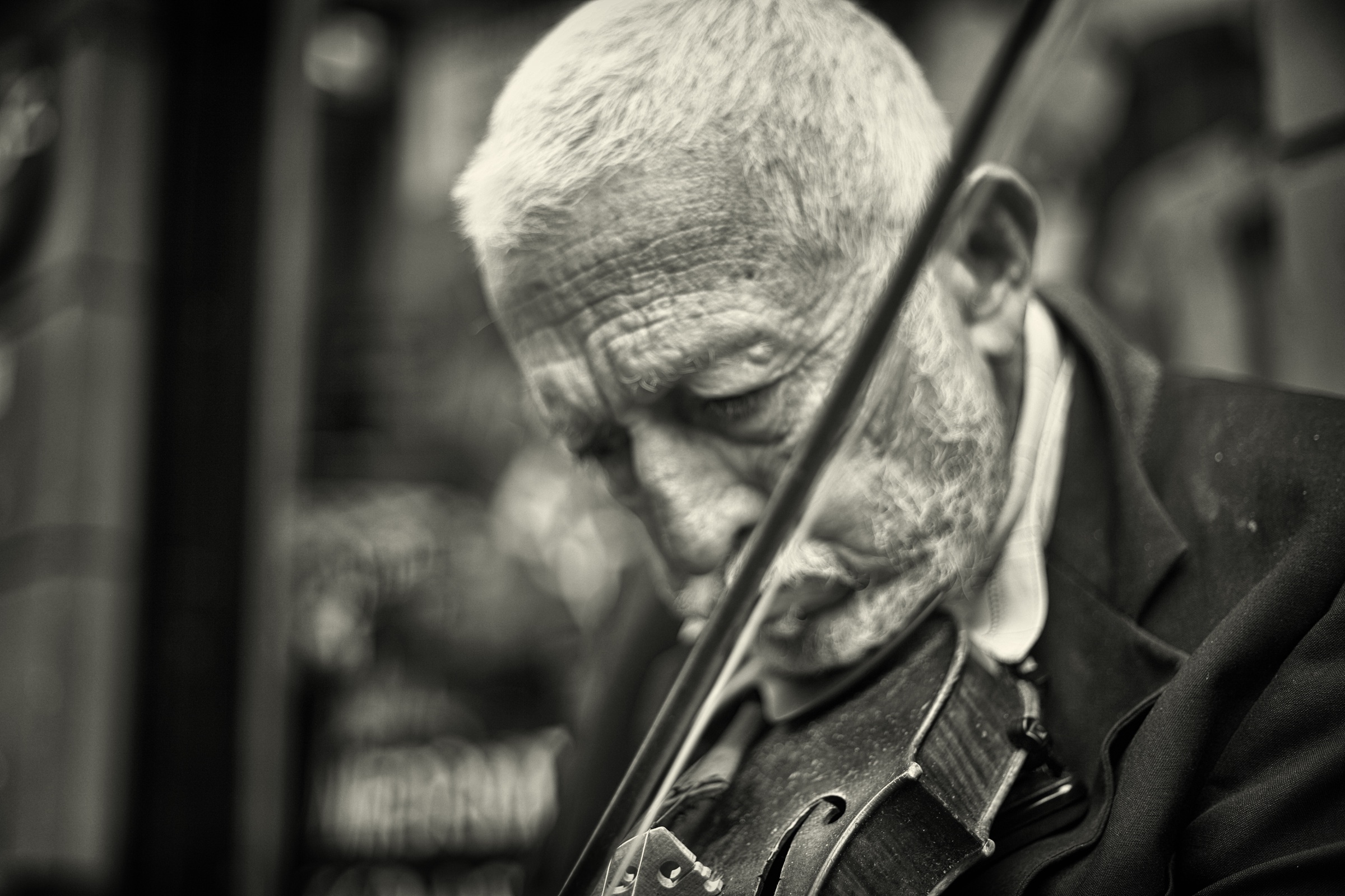 Violinista mayor interpretando su instrumento en San José